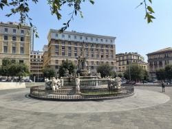 Foto {1} di {2}