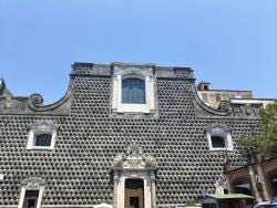 Foto {1} di {2}