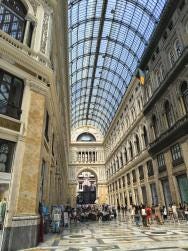 Foto {1} di {2}