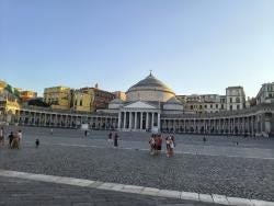 Foto {1} di {2}
