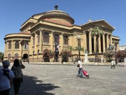 Foto {1} di {2}