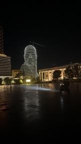 Foto {1} di {2}