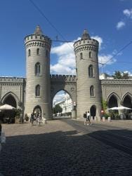 Foto {1} di {2}