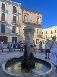 Foto {1} di {2}