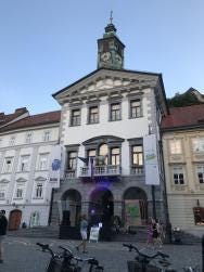 Foto {1} di {2}