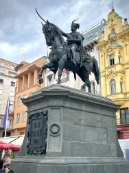 Foto {1} di {2}