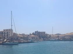 Foto {1} di {2}