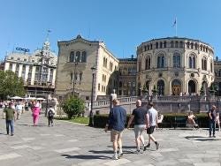 Foto {1} di {2}