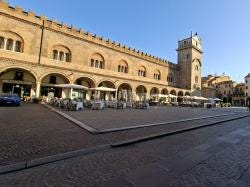 Foto {1} di {2}