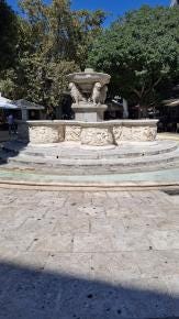 Foto {1} di {2}