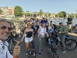 Foto {1} di {2}