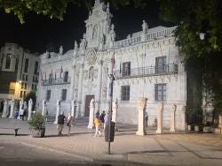 Foto {1} di {2}