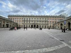 Foto {1} di {2}