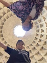 Foto {1} di {2}