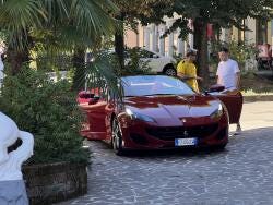 Foto {1} di {2}