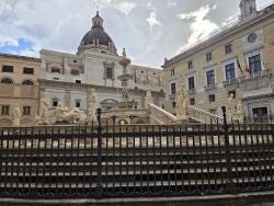 Foto {1} di {2}
