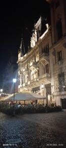 Foto {1} di {2}