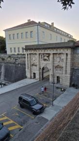 Foto {1} di {2}