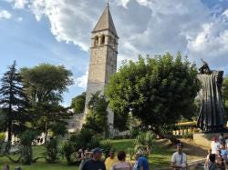 Foto {1} di {2}