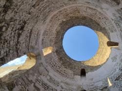 Foto {1} di {2}