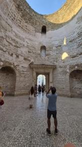 Foto {1} di {2}