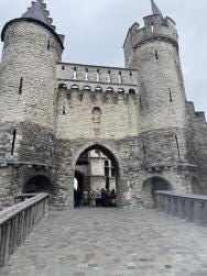 Foto {1} di {2}