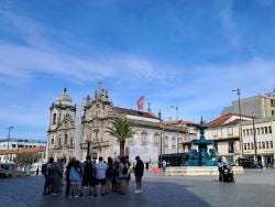 Foto {1} di {2}