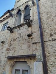 Foto {1} di {2}