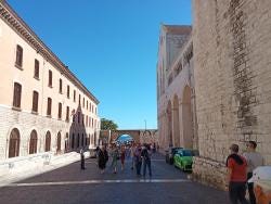 Foto {1} di {2}