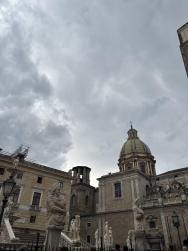 Foto {1} di {2}