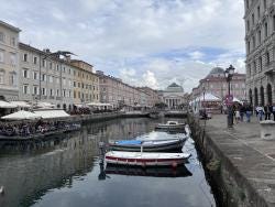 Foto {1} di {2}