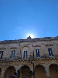 Foto {1} di {2}