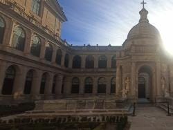 Foto {1} di {2}