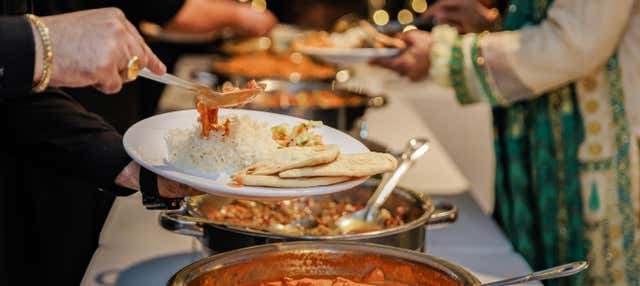 Clase de cocina y comida con una familia india