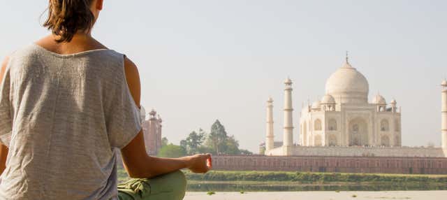 Clase de yoga frente al Taj Mahal