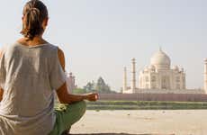 Clase de yoga frente al Taj Mahal