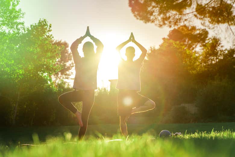 Disfrutando de la clase de yoga al amanecer