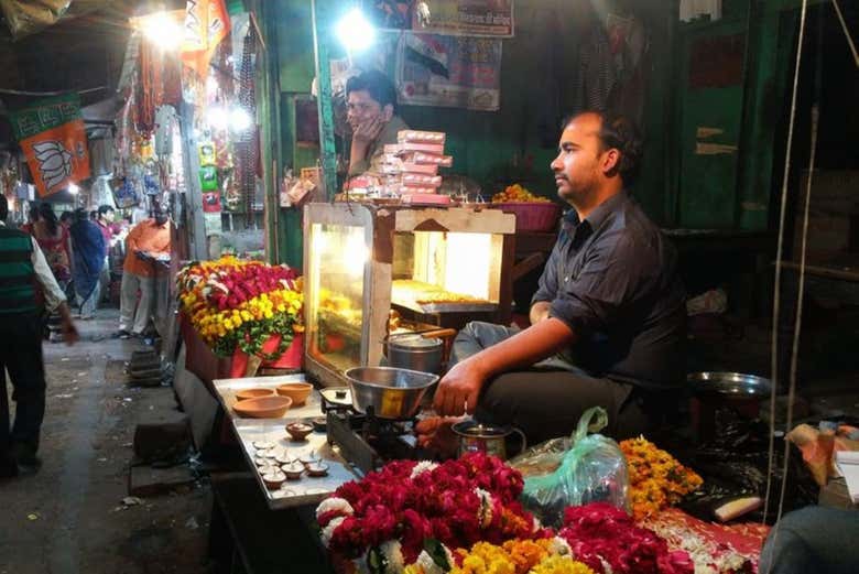 Vendeur de fleurs à l'extérieur d'un temple à Agra