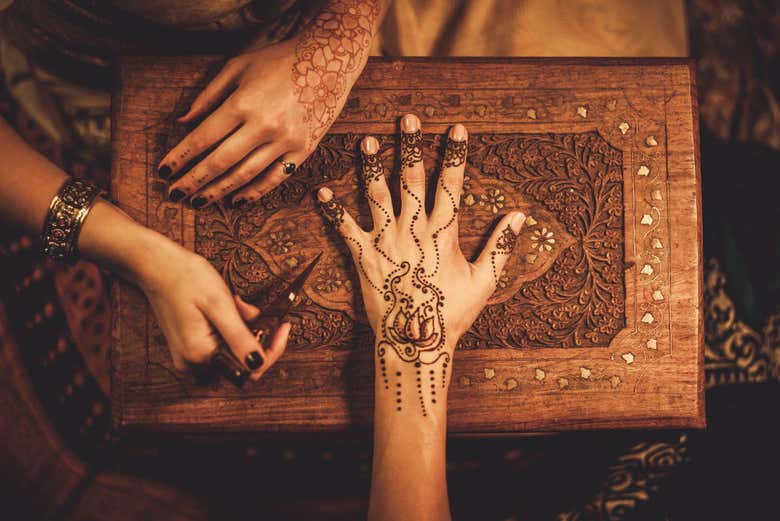 Pintando con hena la mano de la novia