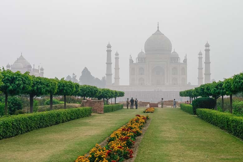 Il Taj Mahal dai giardini di Mehtab Bagh