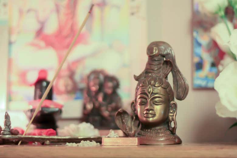 Buste de Shiva sur un autel