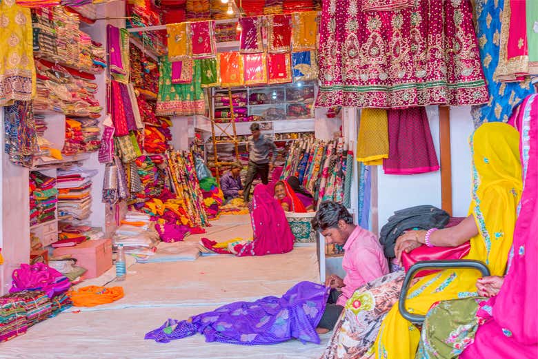 Tecidos e roupas em um bazar de Agra