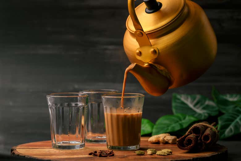 Versando il tè indiano