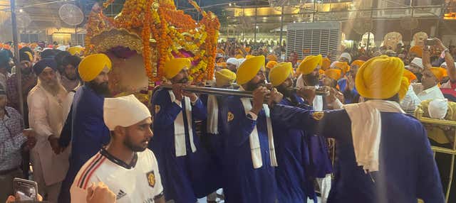 Ceremonia Palki Sahib en el Templo Dorado