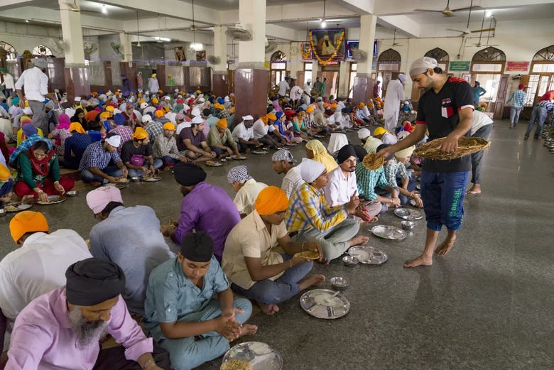 Peregrinos sikhs no refeitório Guru-Ka-Langar