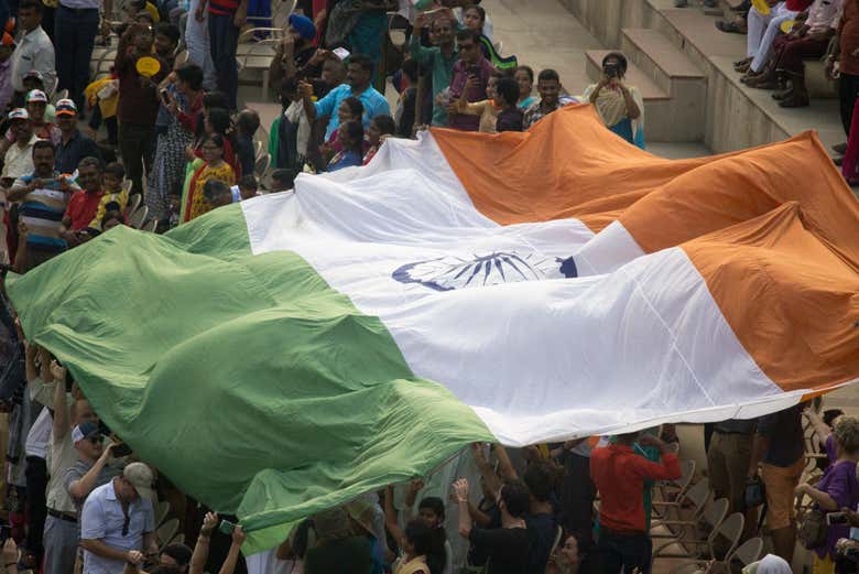 Desplegando la bandera india