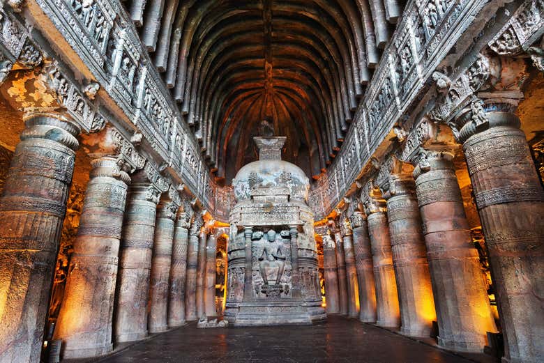 Interior de una cueva en Ajanta