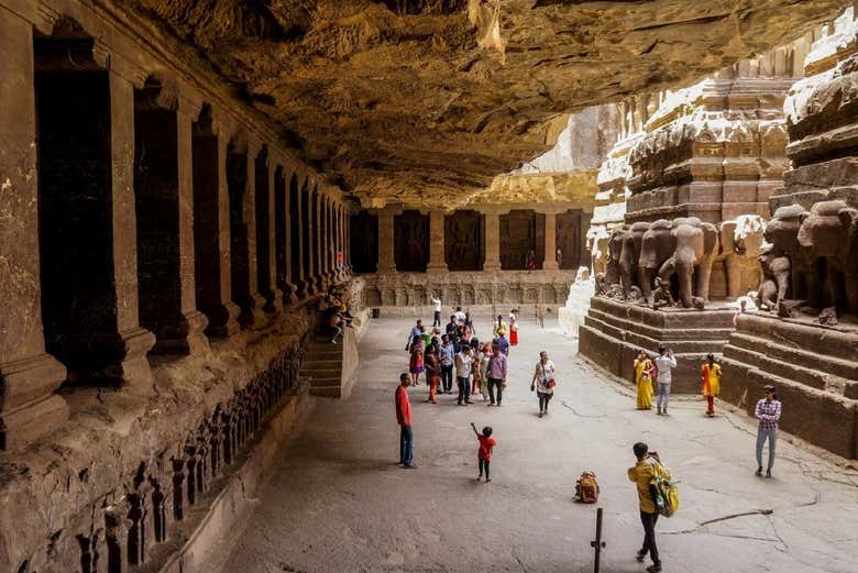 Percorrendo as cavernas de Ellora