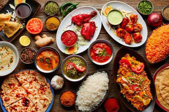 Clase de cocina india con comida