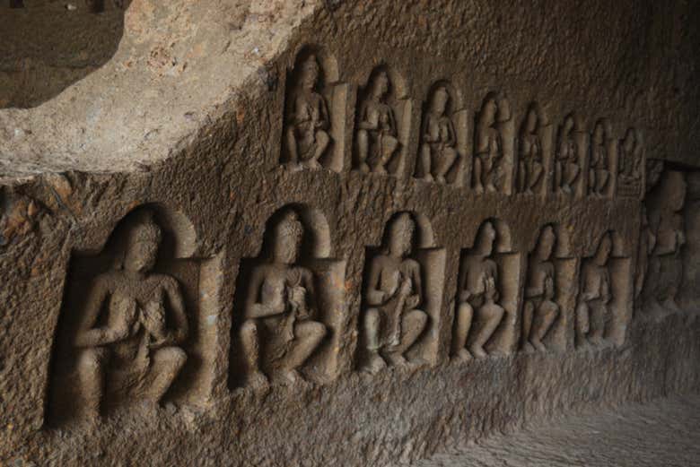 Des bouddhas sculptés dans les grottes de Kanheri